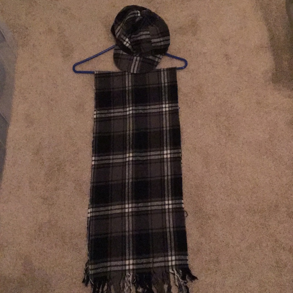 I am selling this very beautiful hat with scarf❤️